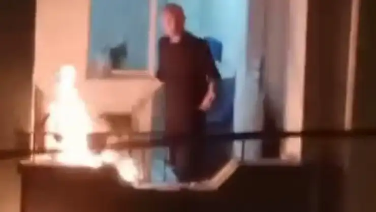 Cinnet geçiren şahıs evinin balkonunu ateşe verdi