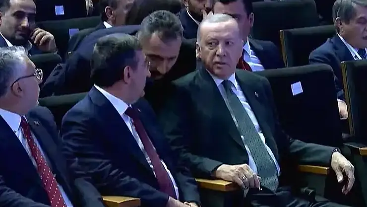 Cumhurbaşkanı Erdoğan'a telefon geldi, salondan ayrıldı! Erdoğan kiminle görüştü?