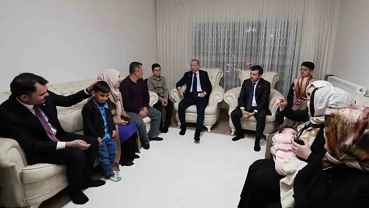 Cumhurbaşkanı Erdoğan, evlerine kavuşan depremzede aileyi ziyaret etti
