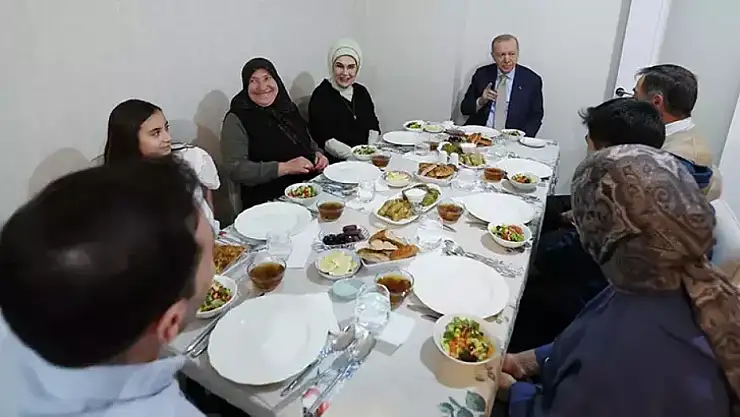 Cumhurbaşkanı Erdoğan ile eşi Emine Erdoğan, vatandaşın evinde iftar yaptı