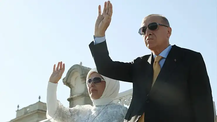 Cumhurbaşkanı Erdoğan, İstanbul Boğazı'ndan Geçen Türk Donanmasını Selamladı