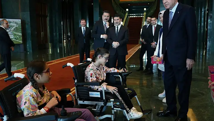 Cumhurbaşkanı Erdoğan, kendisiyle görüşmek isteyen engelli kız çocuklarını Cumhurbaşkanlığı Külliyesi'nde ağırladı