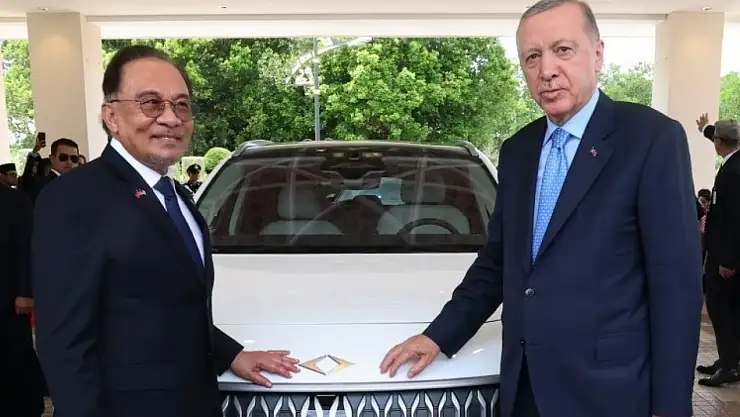 Cumhurbaşkanı Erdoğan, Malezya Başbakanı Enver İbrahim'e TOGG hediye etti
