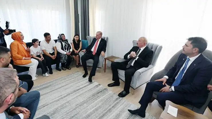 Cumhurbaşkanı Erdoğan ve Aliyev, Kahramanmaraş'ta Depremzede Bir Aileyi Ziyaret Etti