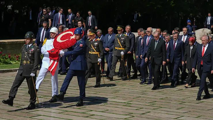 Cumhurbaşkanı Erdoğan ve devlet erkanı Anıtkabir'i ziyaret etti