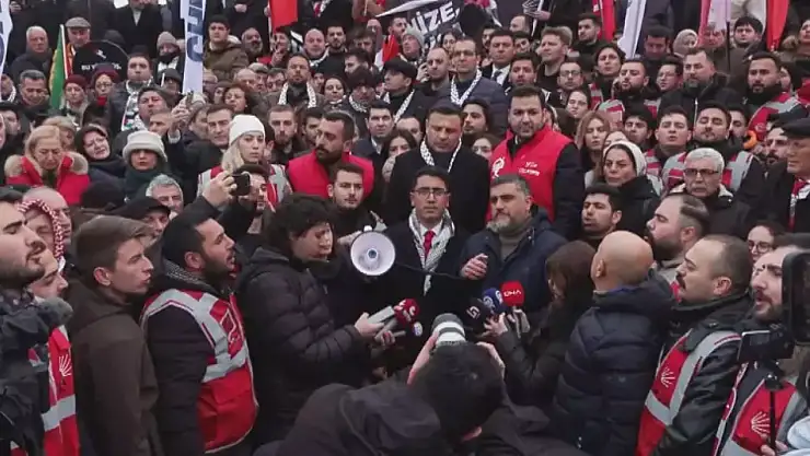 Cumhuriyet Halk Partisi üyeleri Galata Köprüsü'nde Filistin için toplandı
