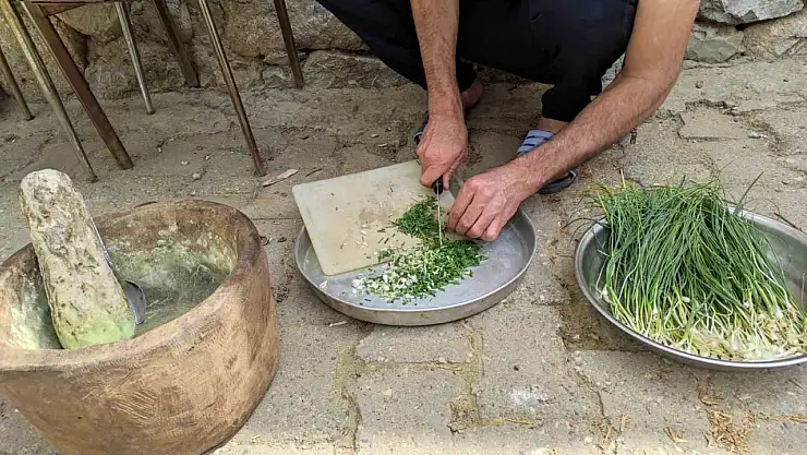 Dağdan toplanıyor, kilosu 10 bin TL'ye satılıyor