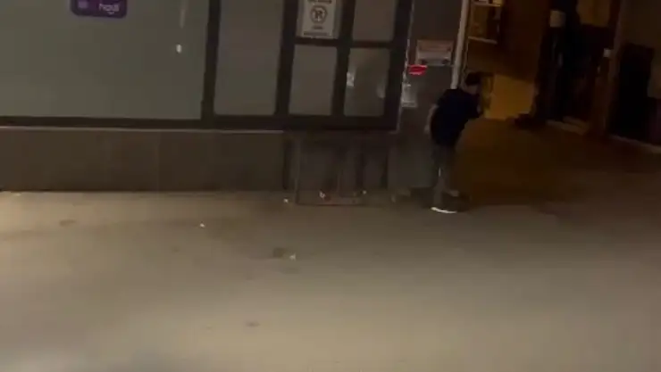 Dakikalarca Duvarı Tekmeleyen Şahıs Görenleri Hayrete Düşürdü