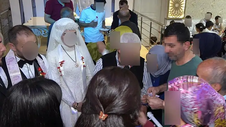 Davetliymiş gibi düğüne gitti, pasta yedi, takılan paraları çaldı