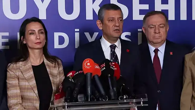 DEM Parti Heyeti, Saraçhane'deki İBB binasında Özgür Özel ile bir araya geldi