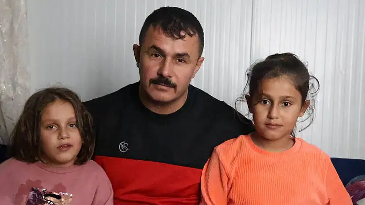 Depremde Ölü Olarak Kaydedildi Yaşadığını İspatlamaya Çalışıyor