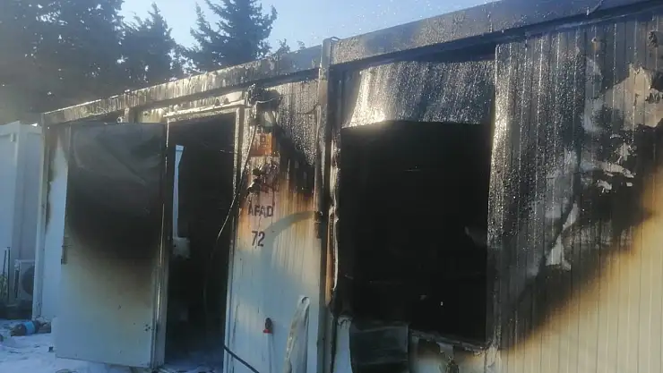 Depremzede ailenin konteyneri alevlere teslim oldu