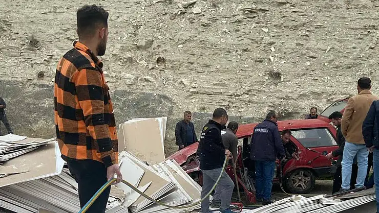 Devrilen TIR'daki Malzemeler Otomobilin Üzerine Düştü 1 Ölü, 4 Yaralı