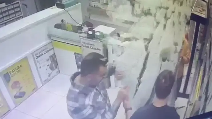 Dükkanın cam kapısı tamir edilirken tuzla buz oldu