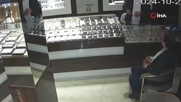 Dükkanına Gelen Alacaklısını Vurduğu Anlar Kaydedildi