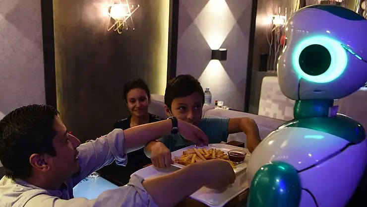 Dünyanın ilk robot aşçılı restoranı açıldı