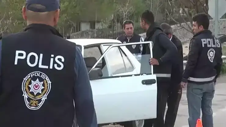 Dur ihtarına uymayan otomobilde esrar ele geçirildi