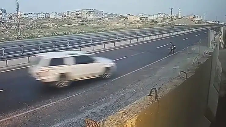 Dur ihtarına uymayan sürücünün polise çarpıp kaçtığı anlar kamerada