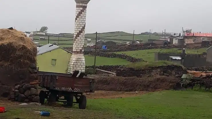 Düşen Yıldırım Cami Minaresini Yıktı