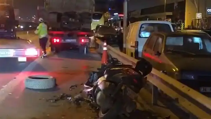 E-5 karayolunda motosiklet kamyonetin altında kaldı 1 ölü