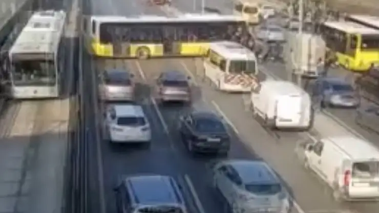 E5'te İETT Otobüsü Kazası! Yol Kapandı