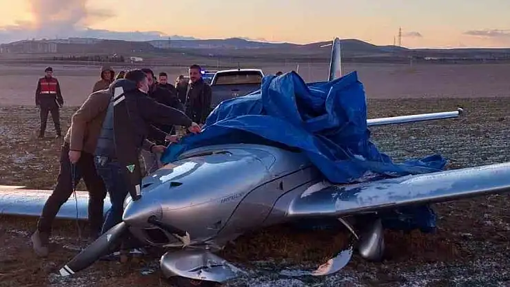 Eğitim uçağı tarlaya zorunlu iniş yaptı