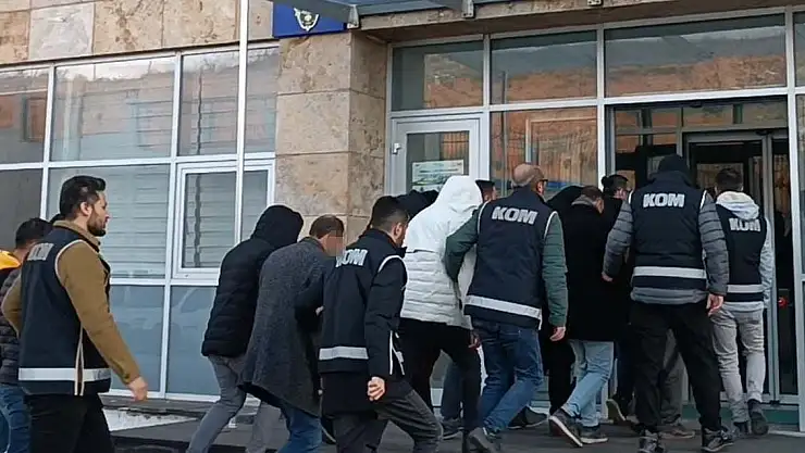 Ehliyet sınavında başkalarının yerine sınava girdiler