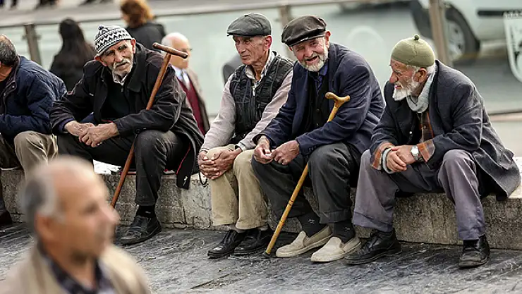 Emekliler için çalışmalar genişliyor, en düşük emekli aylığına yardım