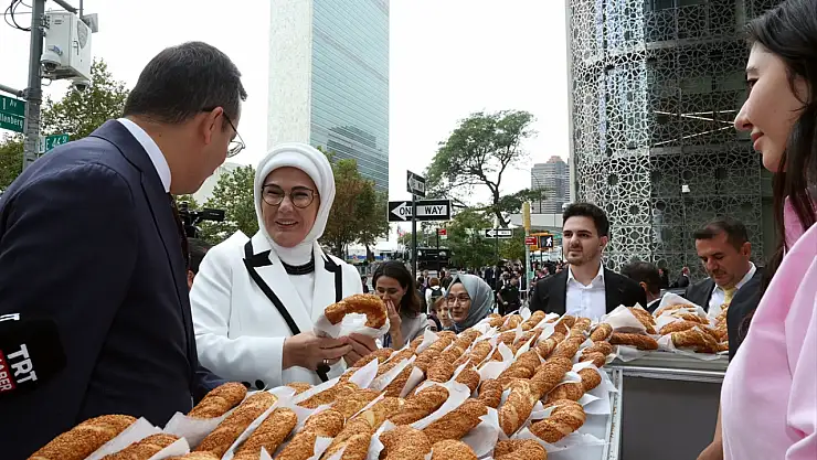 Emine Erdoğan, New York'ta kurulan simit standına ziyarette bulundu