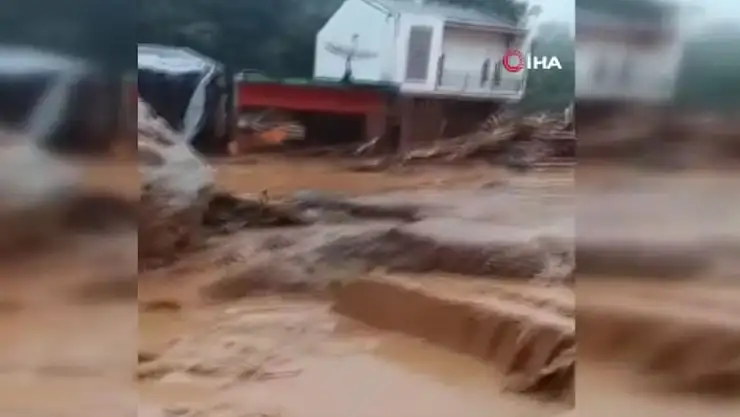 Endonezya'nın Kuzey Sumatra bölgesinde sel: 17 ölü, 61 yaralı