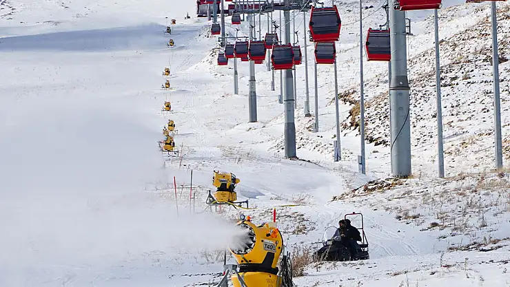 Erciyes'te yılbaşı için gece gündüz kar üretiyorlar