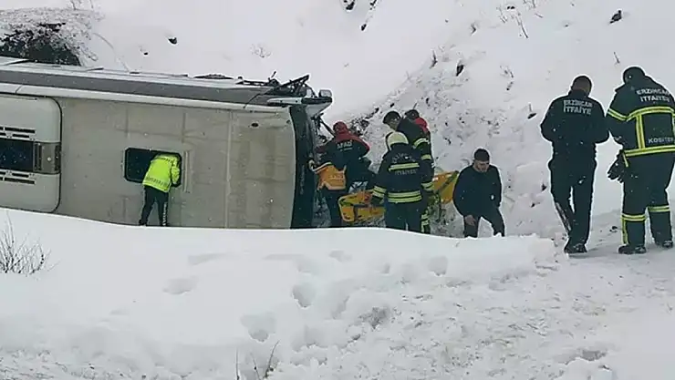 Erzincan'da Yolcu Otobüsü Şarampole Devrildi! Çok Sayıda Ambulans Sevk Edildi
