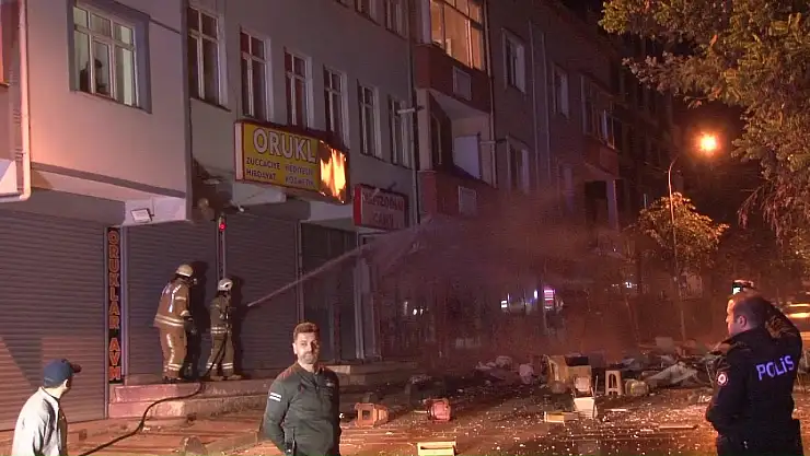 Eşinden Ayrıldı, Evi Ateşe Verip Tüm Eşyaları Sokağa Attı