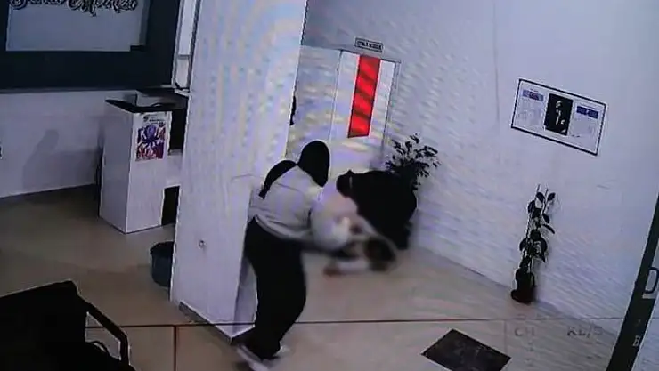 Eski eşi tarafından vuruldu, iş yerine sığındı! O anlar kamerada