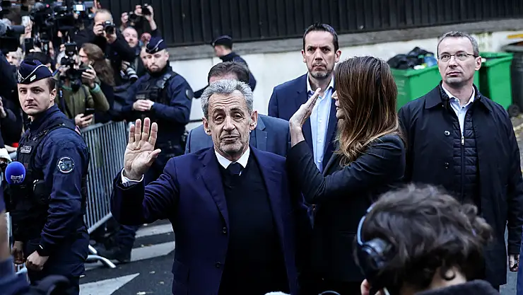 Eski Fransa Cumhurbaşkanı Sarkozy adli kontrol şartıyla serbest bırakıldı