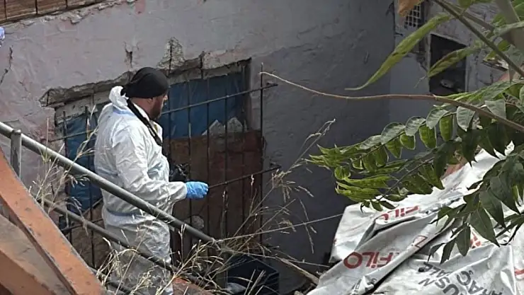 Ev arkadaşını boğazını keserek öldürdü