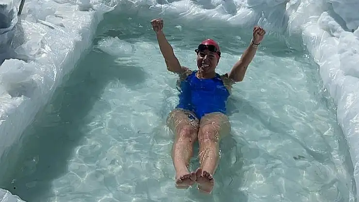 Everest'in Zirvesinde 3 Derecelik Suya Girerek Dünya Rekoru Kırdı