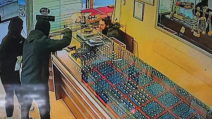 Evlenmek için para bulamayan çift kuyumcuyu soymaya çalıştı