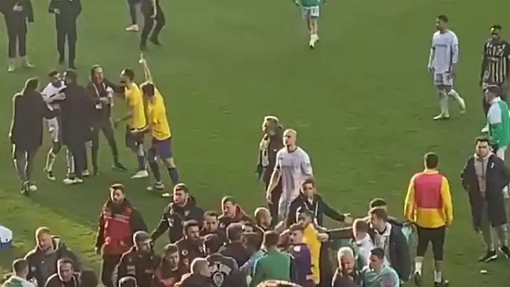 Eyüpspor - Konyaspor maçının ardından saha karıştı