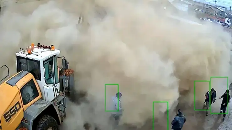 Fabrikanın çatısının çöktü! Yararlılar var