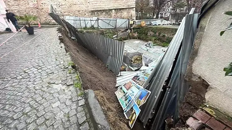 Fatih'te toprak kayması sonucu yol çöktü!