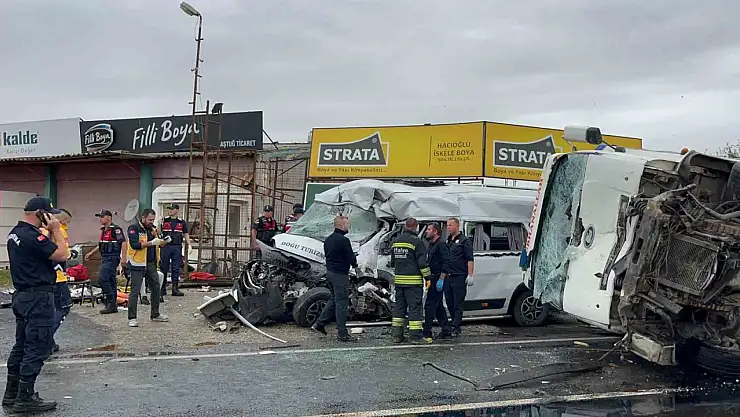 Feci Kaza! Kamyon İle İşçi Servisi Kafa Kafaya Çarpıştı