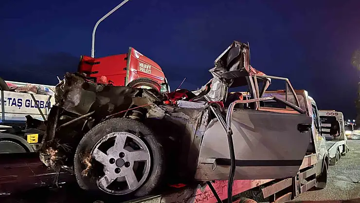 Feci kaza Kamyona çarpan Tofaş hurdaya döndü