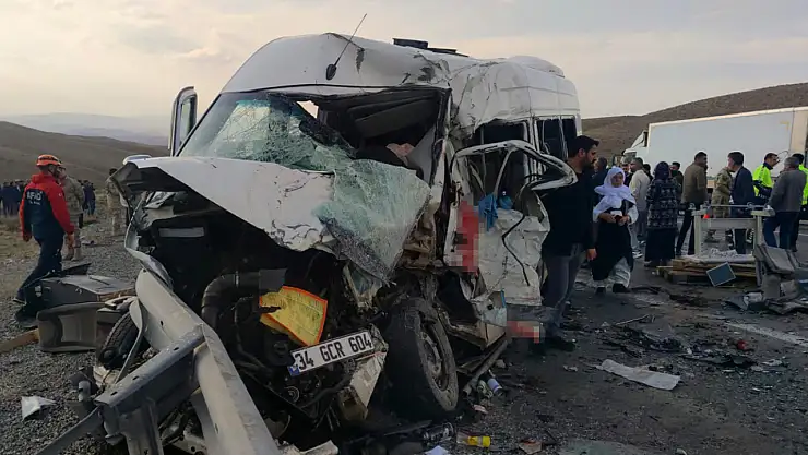 Feci Kaza Minibüs ile Kamyonet Çarpıştı, 6 Ölü