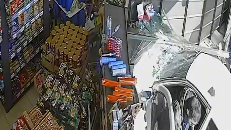 Fren yerine gaza basınca markete girdi