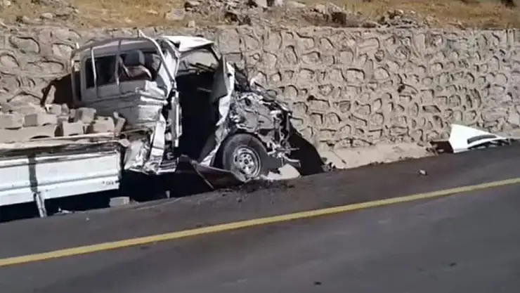 Freni boşalan park halindeki tır, park halindeki kamyoneti hurdaya çevirdi