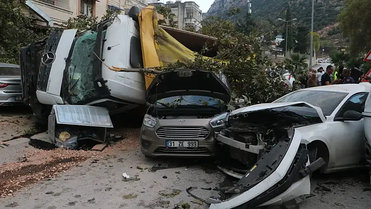 Freni patlayan hafriyat kamyon araçları kağıt gibi ezdi
