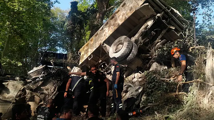 Freni patlayan hafriyat kamyonu dehşet saçtı