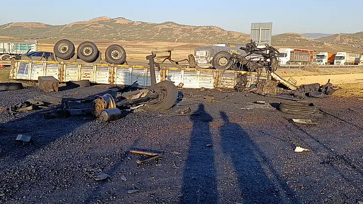 Freni Patlayan Mısır Yüklü Tır Asfalt Makinasına Çarptı