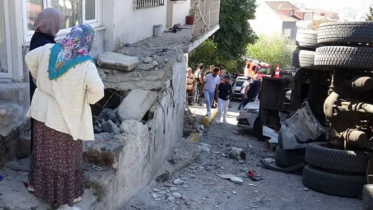 Freni tutmayan çekici ortalığı savaş alanına çevirdi